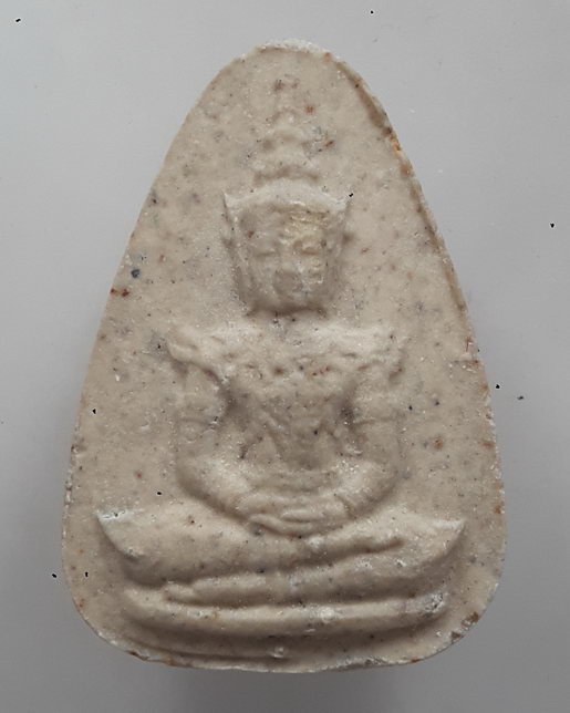 " พระผงหยก สว. พระแก้วมรกต วัดพระแก้ว จ.เชียงราย ปี 2534 หลัง ตรา สมเด็จย่า กล่องเดิมสวยๆครับ "