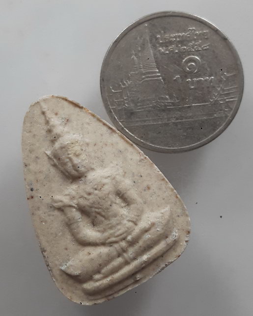 " พระผงหยก สว. พระแก้วมรกต วัดพระแก้ว จ.เชียงราย ปี 2534 หลัง ตรา สมเด็จย่า กล่องเดิมสวยๆครับ "