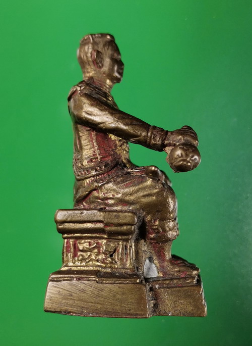 รูปหล่อสมเด็จพระนเศวรมหาราช เนื้อทองเหลือง ตั้งหน้ารถ สูง 5.5 ซม.