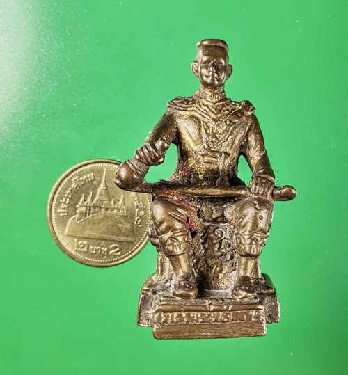 รูปหล่อสมเด็จพระนเศวรมหาราช เนื้อทองเหลือง ตั้งหน้ารถ สูง 5.5 ซม.
