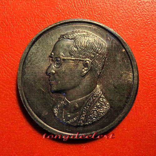 เหรียญในหลวงคุ้มเกล้า โรงพยาบาลภูมิพล ปี 2522 เนื้อนวโลหะ สวยมากค่ะ