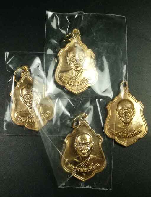  เหรียญหลวงพ่อเพี้ยน วัดเกริ่นกฐิน ลพบุรี 4 เหรียญ ปี 55
