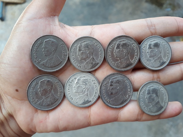 (เคาะเดียว) เหรียญ 1 บาท ปี 2520 และ 2525