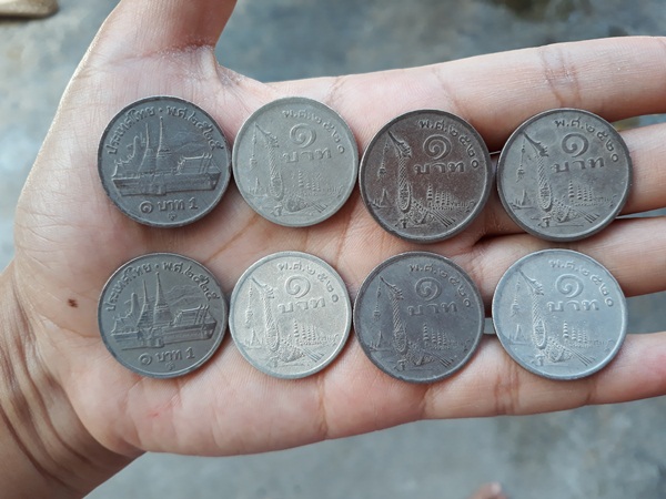 (เคาะเดียว) เหรียญ 1 บาท ปี 2520 และ 2525