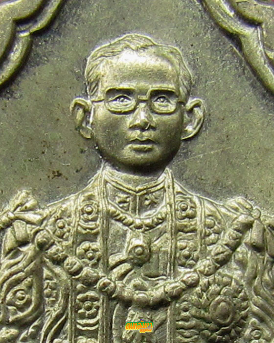 เหรียญในหลวงนั่งบัลลังก์ ฉลองครองราชย์ 50 ปี พระเกศาชัด มีเม็ดตา กระบี่ยาวปลายมีปลอก (บล็อกนิยม)