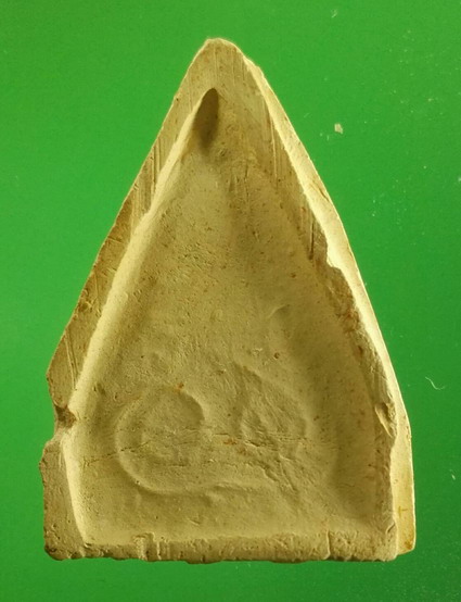 พระพุทธโคดม หลวงพ่อขอมวัดไผ่โรงวัว จ.สุพรรณบุรี  ปี 2505  พิมพ์สามเหลี่ยมเล็ก หลังยันต์ ยุคต้น