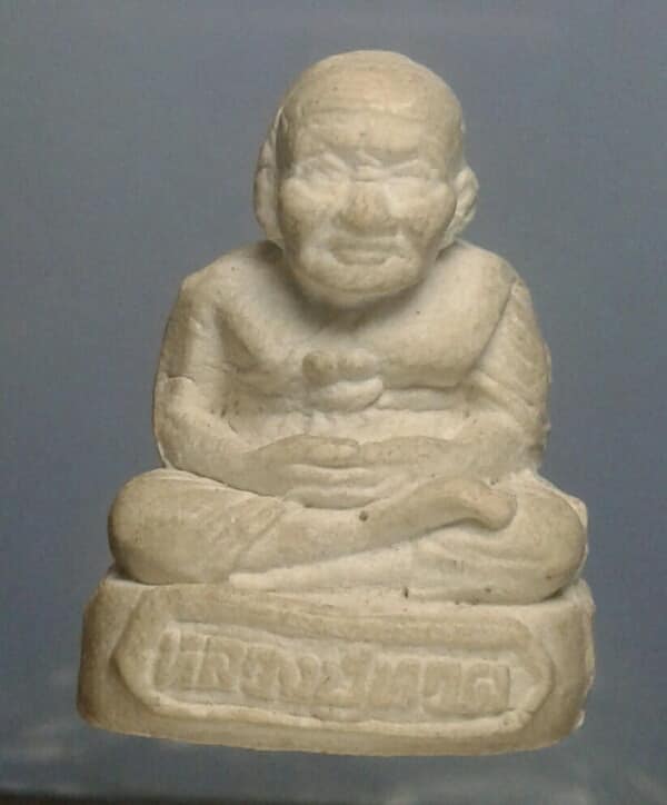 พระหลวงปู่ทวดเนื้อผง ลอยองค์ ไม่ทราบวัดสร้าง  เคาะเดียวครับ