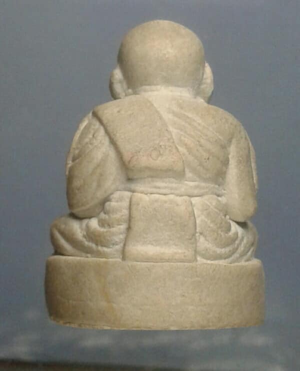 พระหลวงปู่ทวดเนื้อผง ลอยองค์ ไม่ทราบวัดสร้าง  เคาะเดียวครับ