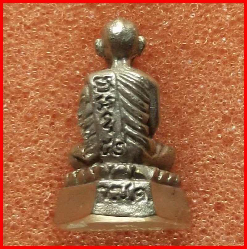 รูปหล่อ หลวงปู่ขุ้ย วัดซับตะเคียน จ.เพชรบูรณ์ รุ่นปืนแตก ๒ เนื้ออัลปาก้า ปี 2552