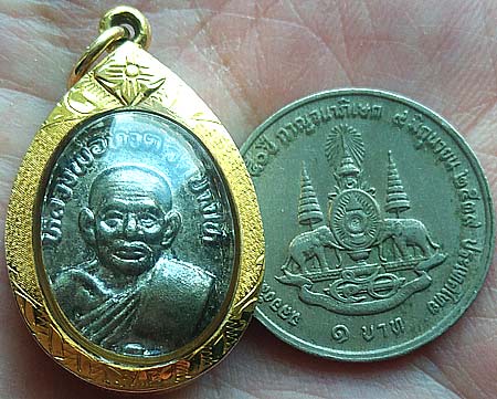 *เหรียญเม็ดแตง ปี๒๕๒๒ หลวงปู่ทวด วัดช้างให้ ปัตตานี เลี่ยมทอง*