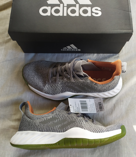 รองเท้า Adidas ของแท้พร้อมกล่อง ของใหม่เอี่ยม