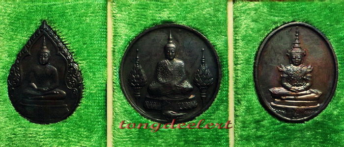 เหรียญพระแก้วมรกต ภปร.ฉลองกรุงรัตนโกสินทร์ 200 ปี พ.ศ. 2525 ครบชุด 3 ฤดู สวยมากค่ะ