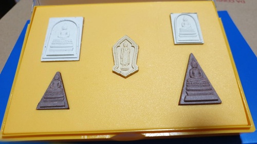 พระผงชุด พระพุทธนวมหาราชายุจฉับปริวัตนมงคล ในหลวงครบ 6 รอบ ปี 42 ชุด 5 องค์ สวยกริบ พร้อมกล่องเดิม 