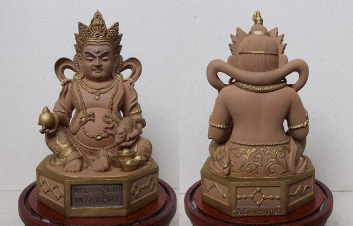 ไฉ่ซิ้งเอิ๊ย เทพเจ้าแห่งโชคลาภ ปางมหาเศรษฐีซัมภล จัดสร้างโดย พุทธสถานจีเต็กลิ้ม จ.นครนายก พ.ศ.2548 เ