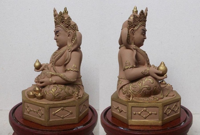 ไฉ่ซิ้งเอิ๊ย เทพเจ้าแห่งโชคลาภ ปางมหาเศรษฐีซัมภล จัดสร้างโดย พุทธสถานจีเต็กลิ้ม จ.นครนายก พ.ศ.2548 เ