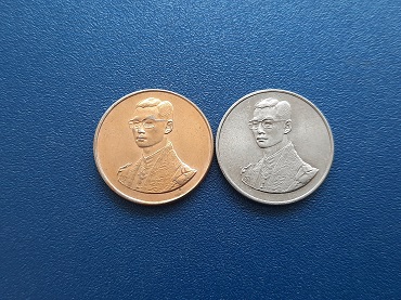 เหรียญที่ระลึก ร.9 เดินการกุศลเทิดพระเกียรติ 5 ธันวาคม 2527 นิกเกิ้ลกับกะไหล่ทอง รวม 2 เหรียญ สวยๆ