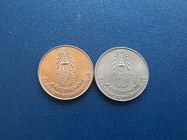 เหรียญที่ระลึก ร.9 เดินการกุศลเทิดพระเกียรติ 5 ธันวาคม 2527 นิกเกิ้ลกับกะไหล่ทอง รวม 2 เหรียญ สวยๆ