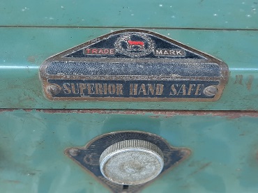 กล่องเซฟเหล็กเก่า SUPERIOR HAND SAFE สีเขียวคลาสสิก ยี่ห้อ GOAT