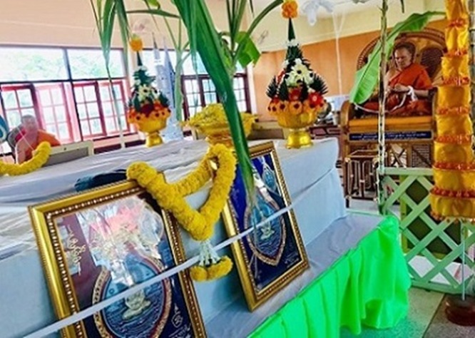 เหรียญพุทธศิลป์ หลวงพ่อทอง รุ่นบูรพาจารย์ เนื้อทองแดงซาติน หมายเลข ๔๒๗๓ พร้อมกล่อง