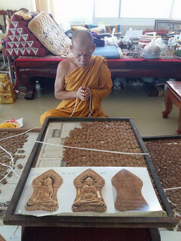 พระยอดขุนพล เศรษฐีเจริญทรัพย์ หลวงพ่อเจริญ วัดโนนสว่าง จ.อุดรธานี ปี58 เนื้อว่าน ฝังตะกรุดเงิน2ดอก