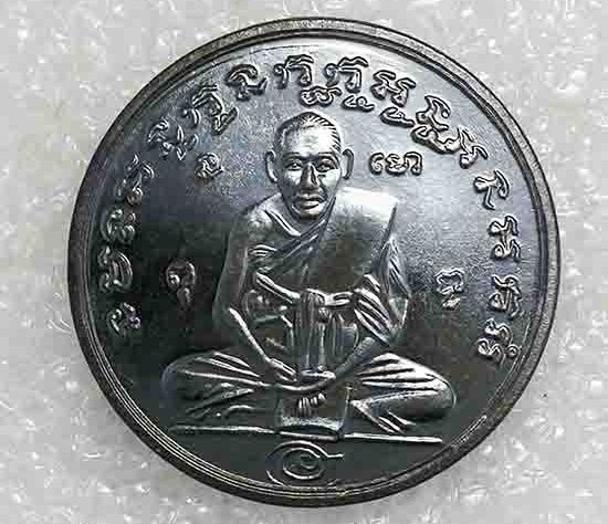 เหรียญกลมพิมพ์"รุ่นแรก ย้อยยุค"หลวงพ่อกลั่น วัดพระญาติ อยุธยา ปี2560 เนื้อทองแดงรมดำ เลข187+กล่อง