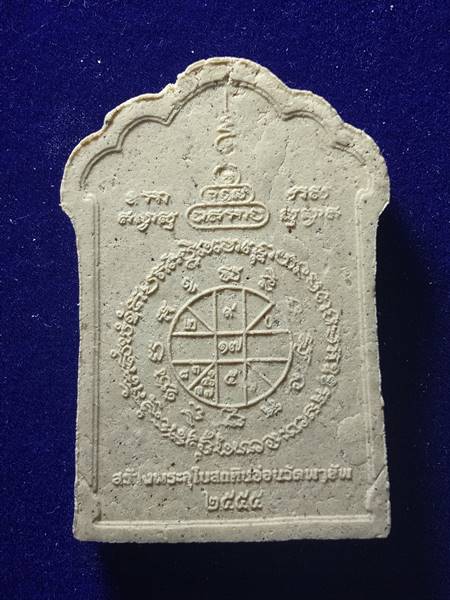 พระเนื้อผงหลวงพ่อคูณ นั่งโต๊ะหมู่ รุ่น บารมีบุญคูณบุญ 55 สร้างพระอุโบสภ หินอ่อน ออกวัดพายัพปี 55 เนื