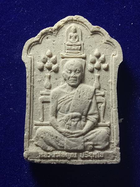 พระเนื้อผงหลวงพ่อคูณ นั่งโต๊ะหมู่ รุ่น บารมีบุญคูณบุญ 55 สร้างพระอุโบสภ หินอ่อน ออกวัดพายัพปี 55 เนื