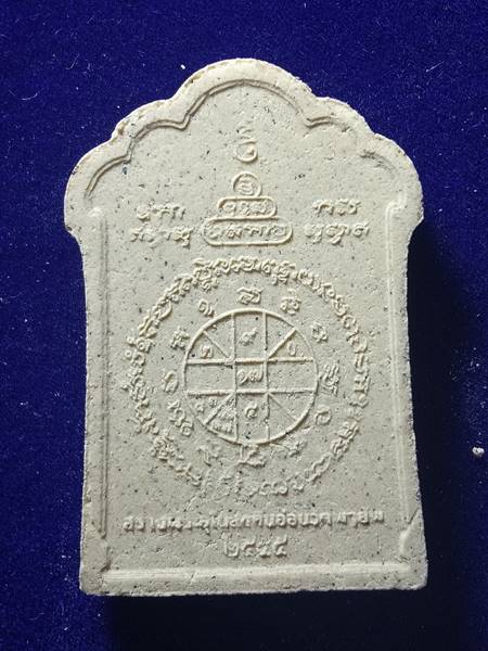 พระเนื้อผงหลวงพ่อคูณ นั่งโต๊ะหมู่ รุ่น บารมีบุญคูณบุญ 55 สร้างพระอุโบสภ หินอ่อน ออกวัดพายัพปี 55 เนื