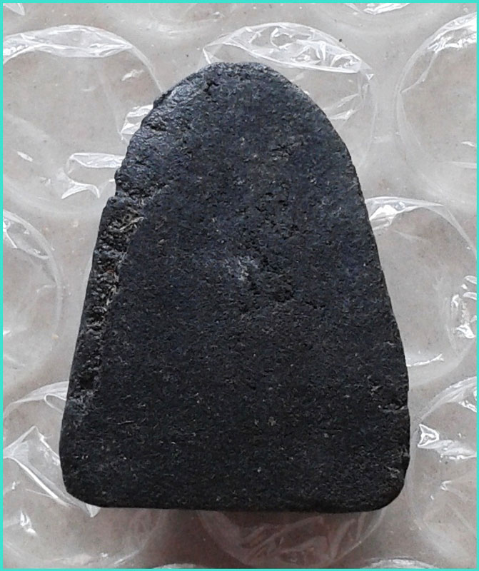 ..พระปิดตามหาลาภ ข้างเม็ด เนื้อผงผสมใบลาน คลุกรัก หลังเรียบ เก่าๆ ไม่รู้ที่..