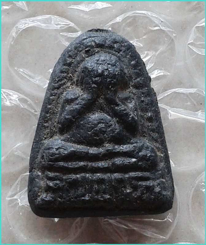 ..พระปิดตามหาลาภ ข้างเม็ด เนื้อผงผสมใบลาน คลุกรัก หลังเรียบ เก่าๆ ไม่รู้ที่..