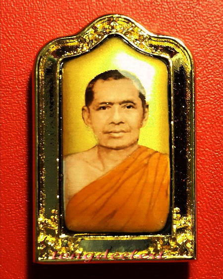 ล็อกเก็ตหลวงพ่อฤาษีลิงดำ วัดท่าซุง กะไหล่ทองประดับเพชร สวยมากค่ะ