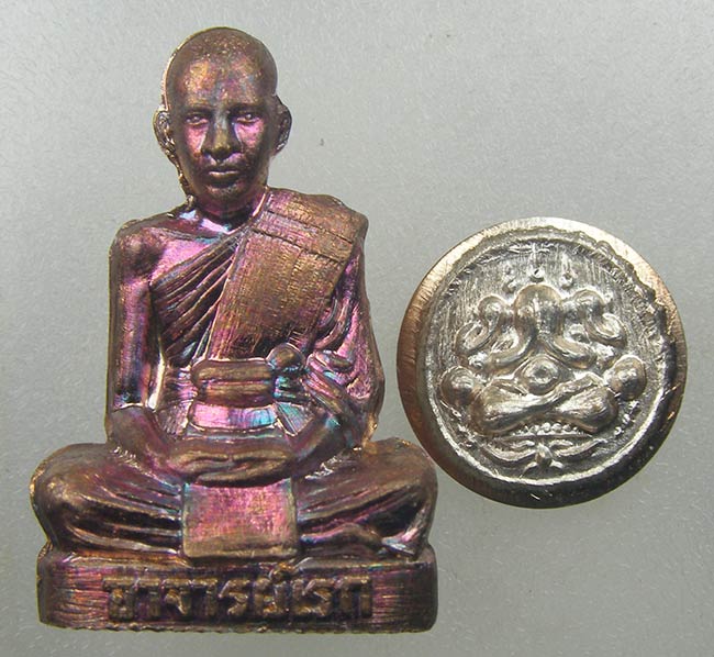 รูปเหมือนปั๊มรุ่นแรก เนื้อทองแดงผิวรุ้ง + ปิดตาสามเกลอ เนื้อทองแดงพรายเงิน พระอาจารย์ดิเรก วัดหนองทร