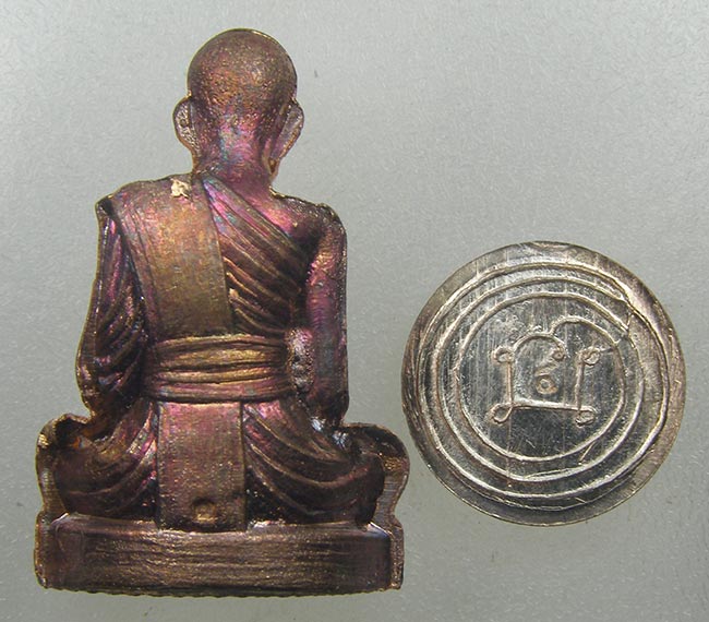 รูปเหมือนปั๊มรุ่นแรก เนื้อทองแดงผิวรุ้ง + ปิดตาสามเกลอ เนื้อทองแดงพรายเงิน พระอาจารย์ดิเรก วัดหนองทร