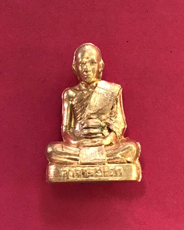 รูปเหมือนปั้มรุ่นแรก พระอาจารย์อดิเรก อนุตตโร วัดหนองทราย เนื้อฝาบาตรกะไหล่ทอง