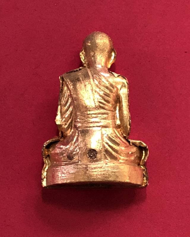 รูปเหมือนปั้มรุ่นแรก พระอาจารย์อดิเรก อนุตตโร วัดหนองทราย เนื้อฝาบาตรกะไหล่ทอง