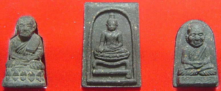 หลวงปู่ทวด รุ่นพระธาตุเจดีย์ หลวงพ่อทอง วัดสำเภาเชย ปี 2549 ชุดเนื้อว่านสามองค์ พร้อมกล่องเดิมครับ