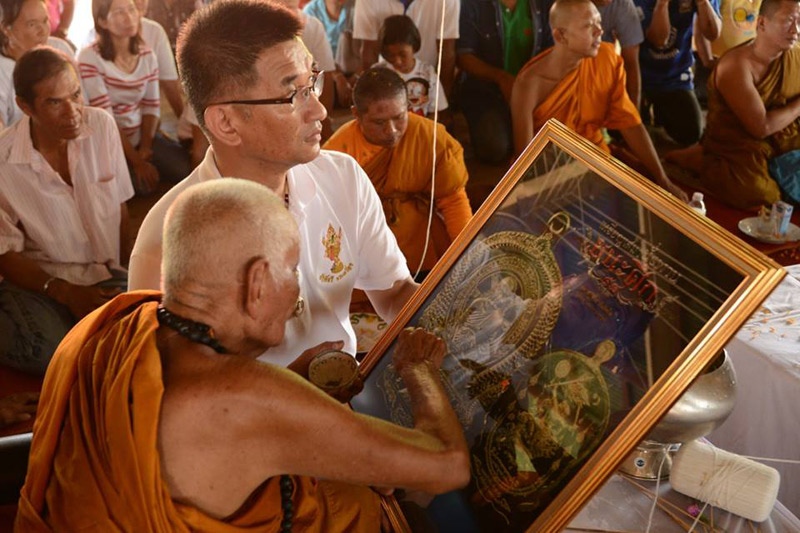 เหรียญนั่งพาน รุ่น ชนะศึก หลวงปู่พริ้ง ขันติพโล วัดซับชมพู่ จ.เพชรบูรณ์ เนื้อทองแดงรมดำ
