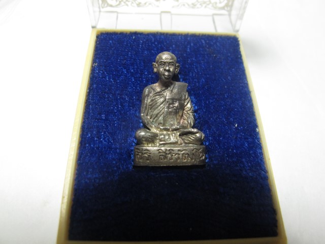 รูปเหมือนหลวงพ่อสิริ รุ่นแรก เนื้อเงิน สร้างน้อย สภาพสวยมากเดิมๆตอกโค๊ต ต้นตาล9โค๊ต สภาพสวย 