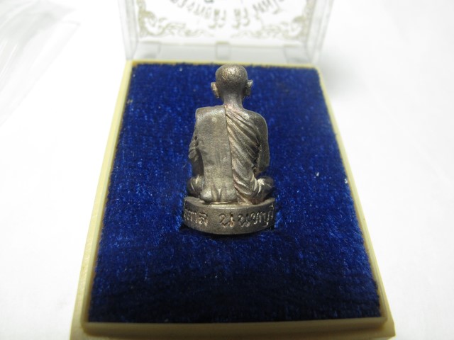 รูปเหมือนหลวงพ่อสิริ รุ่นแรก เนื้อเงิน สร้างน้อย สภาพสวยมากเดิมๆตอกโค๊ต ต้นตาล9โค๊ต สภาพสวย 