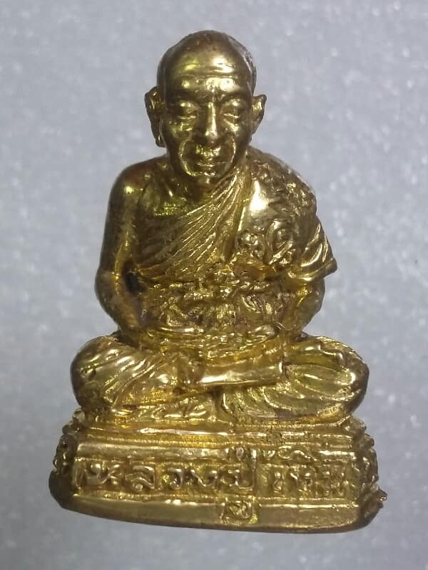 รูปหล่อหลวงปู่เงิน  วัดเกาะแก้ว พิจิตร องค์ใหญ่    เคาะเดียวครับ
