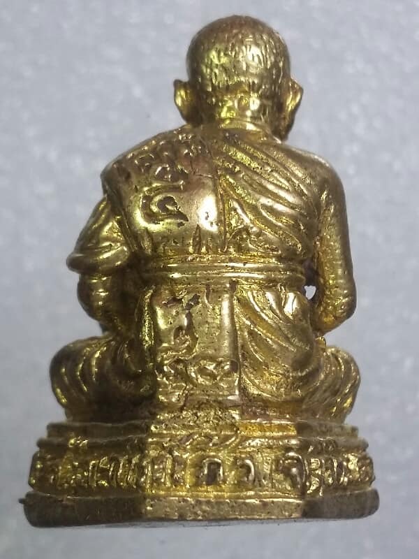 รูปหล่อหลวงปู่เงิน  วัดเกาะแก้ว พิจิตร องค์ใหญ่    เคาะเดียวครับ