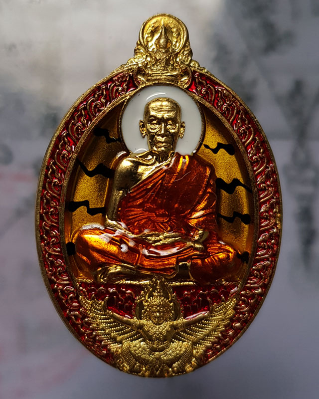 หลวงพ่อพัฒน์ วัดห้วยด้วน จ.นครสวรรค์ รุ่นเลื่อนยศ ปลดหนี้ 99 เนื้อทองฝาบาตร ลงยาลายเสือเหลือง เลข494