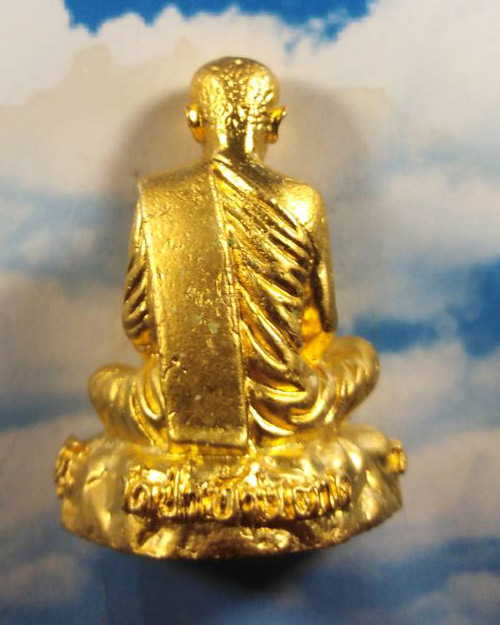 รูปหล่อที่ระลึกงานเทฉัตรทองคำเจดีย์หลวงตามหาบัว เนื้อชุบทองฐานอุดผงอังคาร