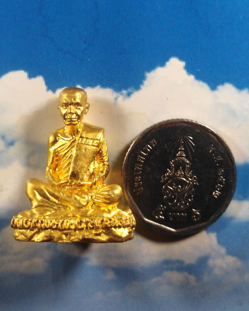 รูปหล่อที่ระลึกงานเทฉัตรทองคำเจดีย์หลวงตามหาบัว เนื้อชุบทองฐานอุดผงอังคาร