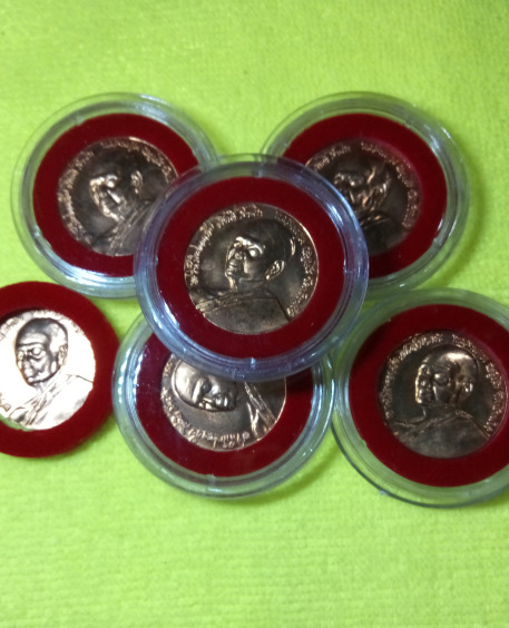 เหรียญหลวงพ่อคูณปี2547จำนวน6เหรียญเนื้อทองแดงผิวไฟสวยกิ๊บพร้อมกล่องใส่สวยๆพระดีปีลึกๆไว้แจกปีใหม่