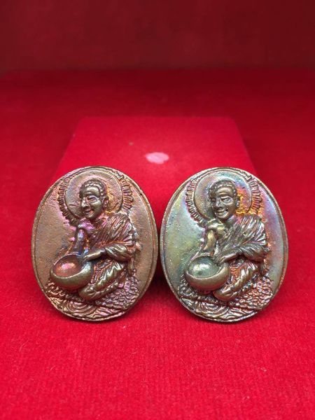เหรียญพระอานนท์สรงน้ำ เนื้อทองแดง 2 เหรียญ หลวงพ่อสมบูรณ์ วัดหงส์รัตนนาราม กทม
