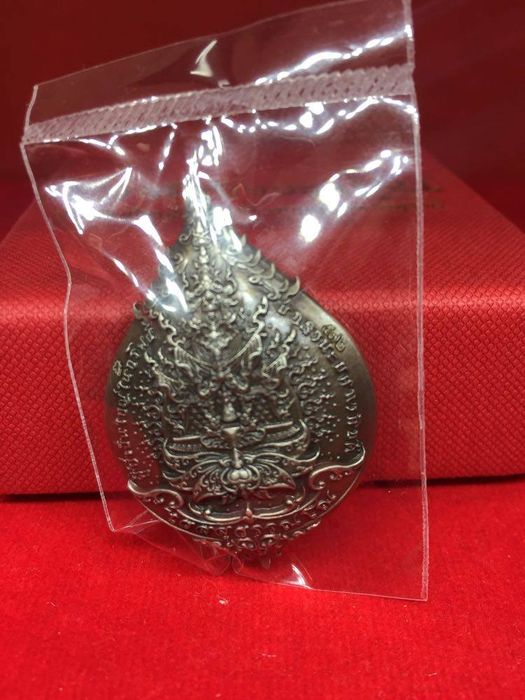 เหรียญหล่อท้าวเวสสุวรรณ เนื้อไวท์บรอนซ์รมซาตินองค์ชุบทอง หลวงพ่อวิจิตร 