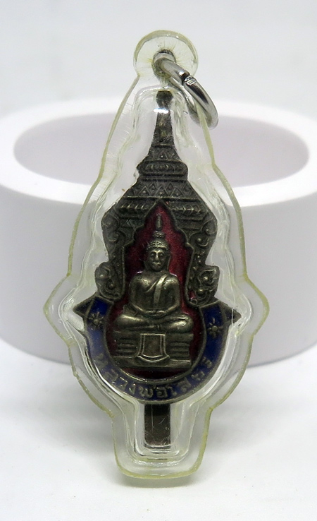 แหนบหลวงพ่อโสธร เนื้อเงินลงยาสองสีเลี่ยมสวยพร้อมใช้ครับ