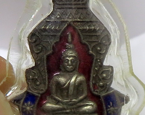 แหนบหลวงพ่อโสธร เนื้อเงินลงยาสองสีเลี่ยมสวยพร้อมใช้ครับ