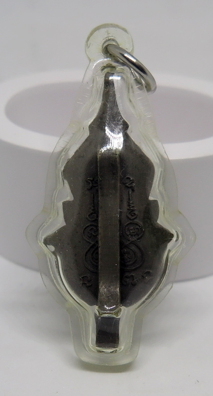 แหนบหลวงพ่อโสธร เนื้อเงินลงยาสองสีเลี่ยมสวยพร้อมใช้ครับ